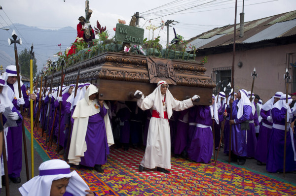Alfombras, μια παράδοση της Μ. Παρασκευής : Το χρωματιστό «χαλί» που φτιάχνουν στην Αntigua για να πατήσει ο Επιτάφιος