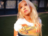 Christina Aguilera: Συνδύασε το Versace φόρεμά της από το 2003 με το απόλυτο goth κραγιόν