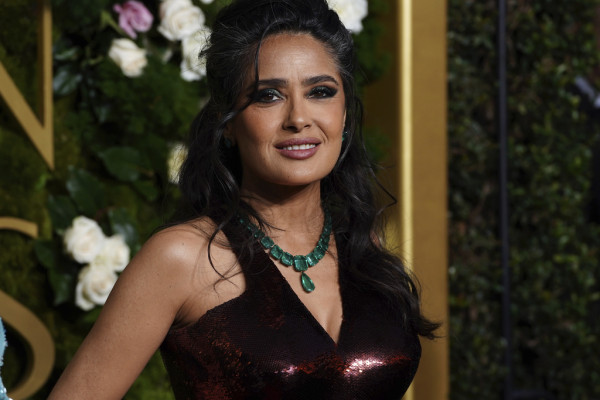 Η Salma Hayek εξηγεί γιατί δεν θα βάψει ποτέ τα μαλλιά της