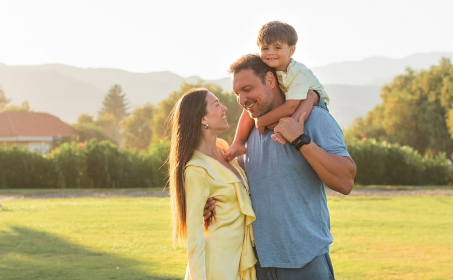 Ιωάννα Σιαμπάνη - Τζίμης Σταθοκωστόπουλος: Θα γίνουν ξανά γονείς! Ο χριστουγεννιάτικος και τρυφερός τρόπος που το ανακοίνωσαν