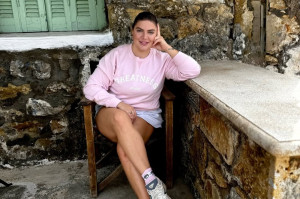 Δανάη Μπάρκα: Τι κάνει όταν δεν έχει WiFi στο δάσος; Βγάζει τα ρούχα της!