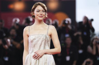 Venice Film Festival 2025: Η Emma Stone λάμπει σαν πραγματική σταρ με sculptural Louis Vuitton