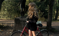 «Silk hair wrapping»: Πόσο αποτελεσματικό είναι αυτό το κόλπο για να στεγνώνεις τα μαλλιά σου μέσα από μετάξι;