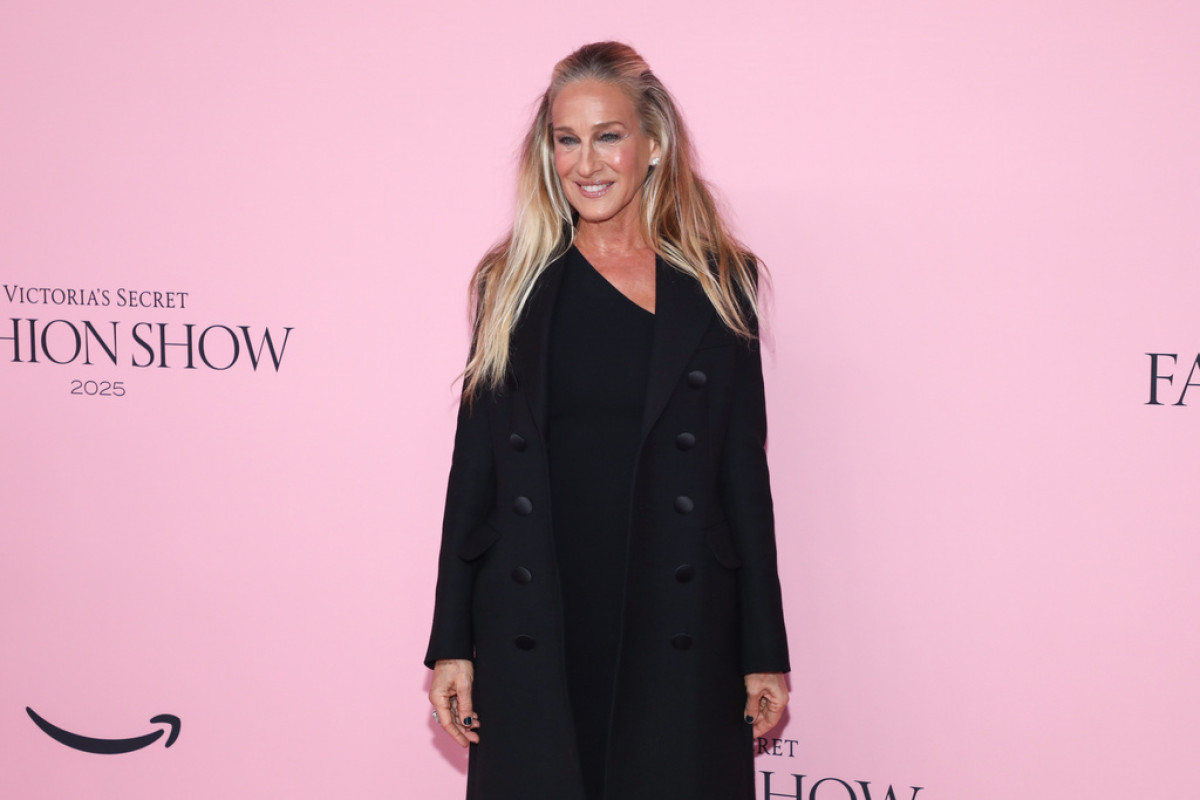 Sarah Jessica Parker: Αποδεικνύει ότι το half-up, half-down χτένισμα είναι άξιο για pink carpet στο VS Fashion Show 2025