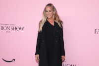 Sarah Jessica Parker: Αποδεικνύει ότι το half-up, half-down χτένισμα είναι άξιο για pink carpet στο VS Fashion Show 2025