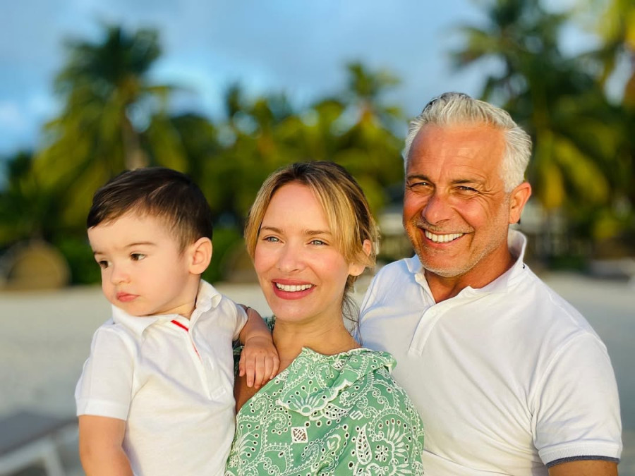 Χάρης Χριστόπουλος - Ανίτα Μπραντ: Οικογενειακώς και με τις πιο εντυπωσιακές στολές στο λευκαδίτικο καρναβάλι