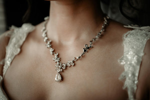 Scented necklace: Το vintage-inspired κόσμημα που απογειώνει το layering των αρωμάτων