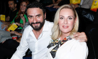 Epic! Μελέτης Ηλίας και Θέμιδα Βουτσινά χορεύουν στο μπαλκόνι κι ο γιος τους, τους τραβάει κρυφά