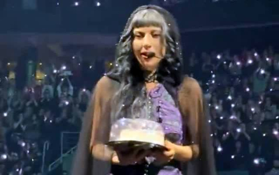 Lady Gaga: Ένα στάδιο της τραγούδησε το Happy Birthday, με τούρτα δώρο και δεν ήξερε που να τη βάλει