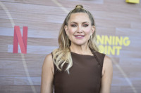 Η Kate Hudson αναβιώνει το θρυλικό look από το «How to Lose a Guy in 10 Days» σε λαμπερό κίτρινο φόρεμα