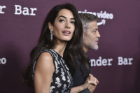 Amal Clooney: Αυτό το προϊόν των 26 δολαρίων είναι το μυστικό για τον τέλειο όγκο που έχουν τα μαλλιά της