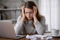 Οι σκέψεις που τροφοδοτούν το στρες χωρίς να το καταλαβαίνεις