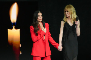 Η Nicole Kidman και η Sandra Bullock ενώνουν τις δυνάμεις τους και σηματοδοτούν επίσημα την επιστροφή των κυματιστών μαλλιών