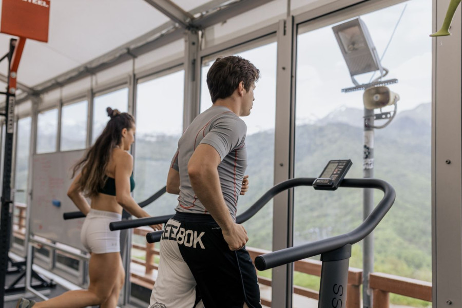 Gym anxiety: Γιατί νιώθεις ότι όλοι σε κοιτάζουν στο γυμναστήριο ενώ πιθανότατα κανείς δεν ασχολείται μαζί σου