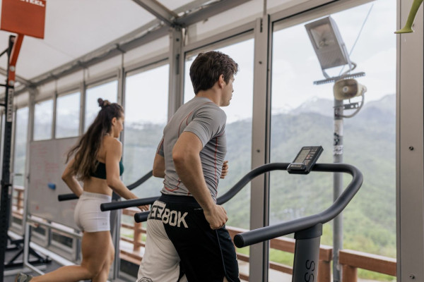 Gym anxiety: Γιατί νιώθεις ότι όλοι σε κοιτάζουν στο γυμναστήριο ενώ πιθανότατα κανείς δεν ασχολείται μαζί σου