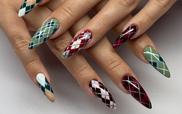 Argyle nails: Mani με ρόμβους σαν τα αγαπημένα μας πουλόβερ και ποια celebrity το έκανε πρώτη πρώτη