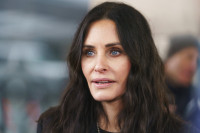Η Courteney Cox ορκίζεται σε αυτό το «one-stop shop» προϊόν μακιγιάζ