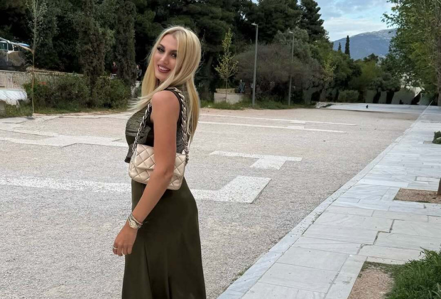 Σπυροπούλου: Με κολάρο στον λαιμό αλλά ούτε οι βόλτες ούτε το μανικιούρ της μπήκαν σε δεύτερη μοίρα