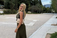 Σπυροπούλου: Με κολάρο στον λαιμό αλλά ούτε οι βόλτες ούτε το μανικιούρ της μπήκαν σε δεύτερη μοίρα