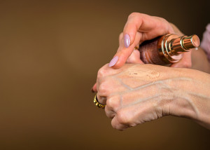 Μετά τα 40, αυτή η απόχρωση κρέμας μπορεί να χαρίσει ξανά ζωντάνια σε θαμπές επιδερμίδες