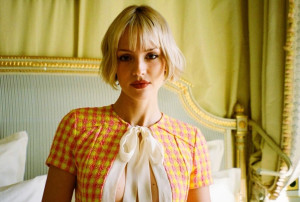 Σπυράκια, κοκκινίλες, διεσταλμένοι πόροι: Η Angèle αποκαλύπτει το μυστικό της όπλο για την καταπολέμηση των ατελειών