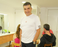 Κώστας Αποστολάκης: Σταμάτησε παράσταση για κάτι που... κρατάς κι εσύ συχνά στο χέρι σου (όχι κινητό)