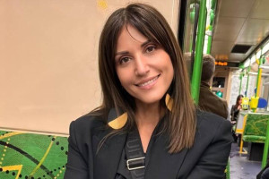 Σοφία Παυλίδου: Ξυπόλητη στα πάρκα, τους δρόμους και τα τρένα της Μελβούρνης (κι έχει σοβαρό λόγο για αυτό)