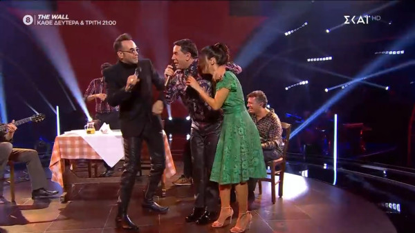 The Voice: Χτυπούσε όρθιος παλαμάκια σαν παιδί ο Μαζωνάκης ακούγοντας το Gucci φόρεμα σε swing έκδοση - Δείτε τι έκανε μετά