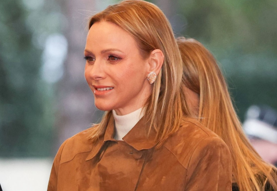 Η πριγκίπισσα Σαρλίν του Μονακό υιοθετεί το πιο κομψό μακρύ καρέ του χειμώνα