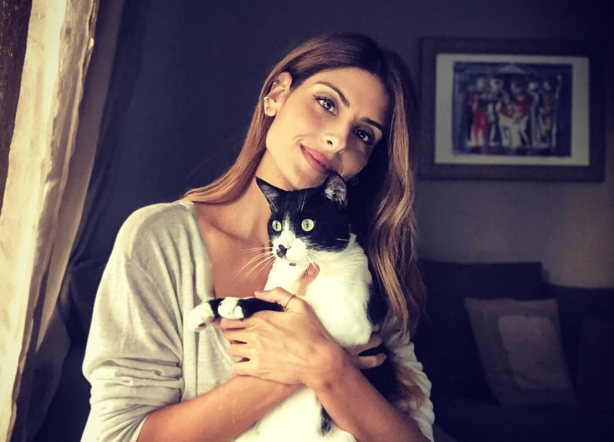 Ανθή Σαλαγκούδη: Έβαλε τον γάτο της να διαλέξει - Bιβλίο Τσίπρα ή ένα άλλο; Η επιλογή ήταν ξεκάθαρη και με τα 4 πόδια!