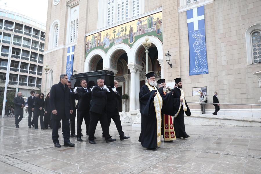 Μαρινέλλα: Σε λαϊκό προσκύνημα στο παρεκκλήσι της Μητρόπολης. Η οικογένειά της και το στεφάνι της Μούσχουρη που συγκινεί