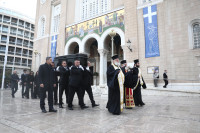 Μαρινέλλα: Σε λαϊκό προσκύνημα στο παρεκκλήσι της Μητρόπολης. Εκεί η οικογένειά της. Το στεφάνι της Μούσχουρη που συγκινεί