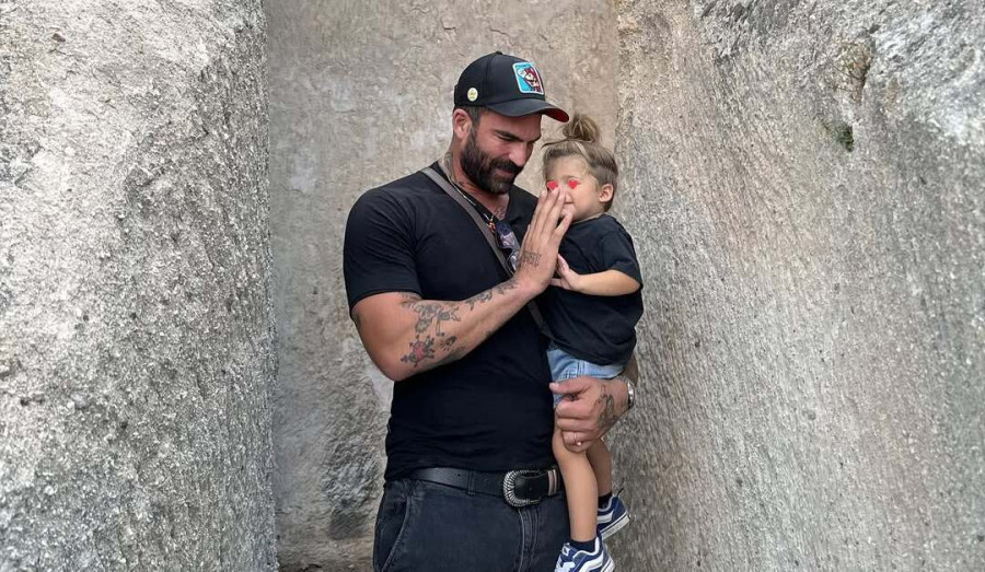 Ο Δημήτρης Αλεξάνδρου και ο Πάρης διακοπάρουν στη Σαντορίνη!