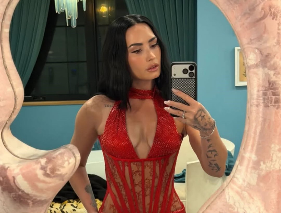 Τα diamanté outline νύχια της Demi Lovato είναι η sparkling έμπνευση που ψάχνεις