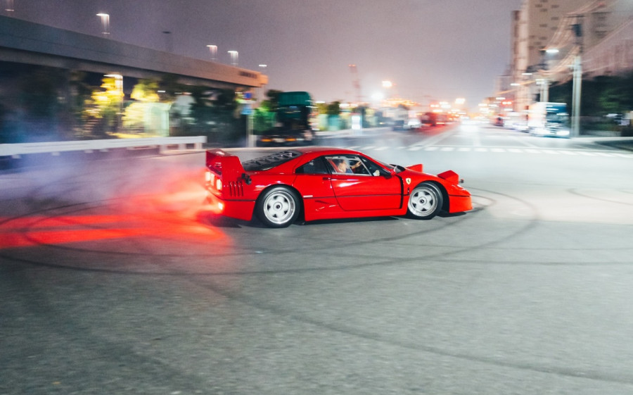 Lewis Hamilton: Tokyo Drift με μια Ferrari και την Kim Kardashian δίπλα του. It's official