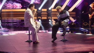 Good Job Nicky: Αν και δεν τραγουδάει Ελληνικά -συνήθως- έσκισε το Ποτέ σε μια ερμηνεία για τον Μαζωνάκη