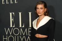 Όλα τα προϊόντα μακιγιάζ πίσω από το γνωστό glowy look της Hailey Bieber