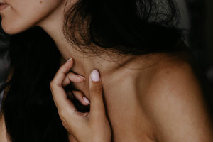 4 εύκολα tips από δερματολόγο για να μειώσεις τις ρυτίδες στον λαιμό