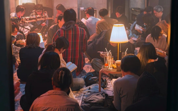 Στο Τόκιο πηγαίνουν σε club για να διαβάσουν βιβλία και η ιδέα έγινε viral