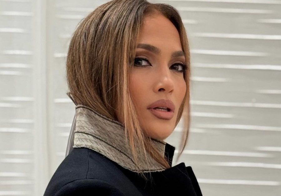 Holiday season: Η Jennifer Lopez υιοθετεί αυτό το αξεσουάρ μαλλιών που είναι ταυτόχρονα κομψό και νοσταλγικό