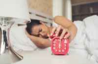 Είναι πράγματι κακό να πατάμε το κουμπί της αναβολής (snooze);