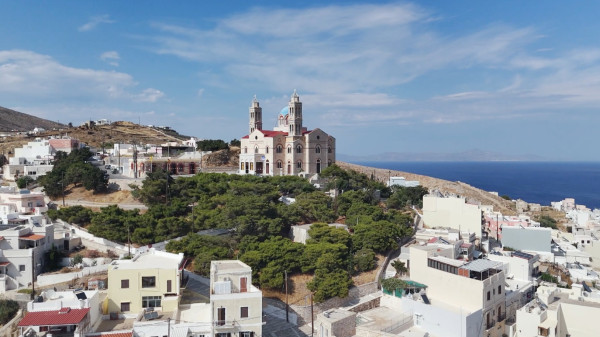 Όπου Υπάρχει Ελλάδα: Ιστορίες και ρεπορτάζ από Σύρο, Τήνο, Άνδρο και Μύκονο
