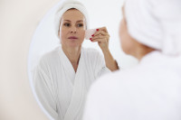 «7 φορές πιο ισχυρό από τη ρετινόλη»: Γιατί αυτή η αντιγηραντική θεραπεία που πωλείται στα φαρμακεία είναι τόσο δημοφιλής αυτόν τον χειμώνα;