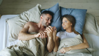Τι είναι το «praise kink», αυτή η λεπτομέρεια που εκτιμά η Gen Z στο κρεβάτι;