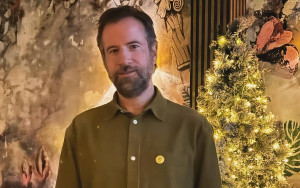 Επικός Κωστής Μαραβέγιας, τρολάρει μοναδικά τους influencers και τα gadgets τους