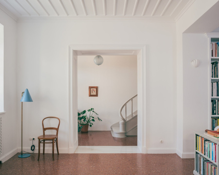 Ένα ανακαινισμένο νεοκλασικό στην Πλάκα είναι η επιτομή του μινιμαλισμού και του «παντρέματος» παλιού και νέου