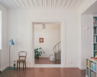 Ένα ανακαινισμένο νεοκλασικό στην Πλάκα είναι η επιτομή του μινιμαλισμού και του «παντρέματος» παλιού και νέου