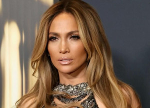 Η J.Lo mοιράστηκε μια “grateful” selfie φορώντας ένα catsuit με βαθύ ντεκολτέ