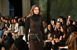 Σχεδόν αγνώριστη η Gigi Hadid: Το κοντό, ξανθό κούρεμα που ξετρέλανε τους fans