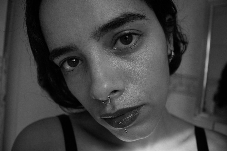 Finger piercing: Η αμφιλεγόμενη τάση του TikTok που δεν είναι τόσο αθώα